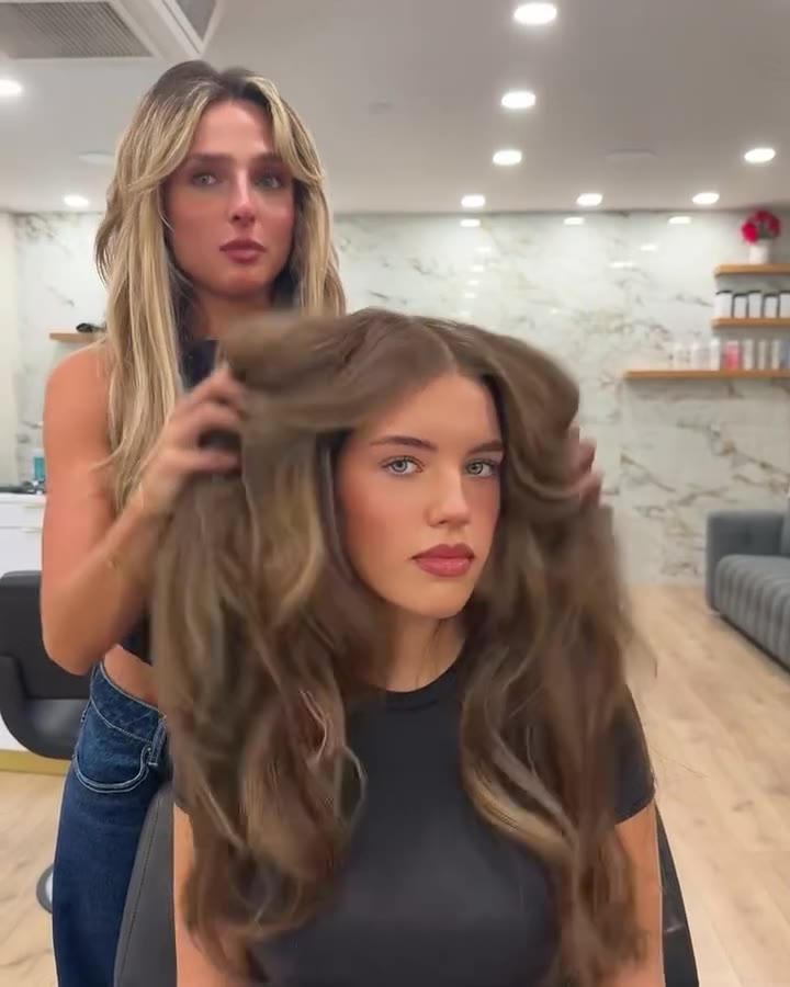 Voluminous brunette blowout
