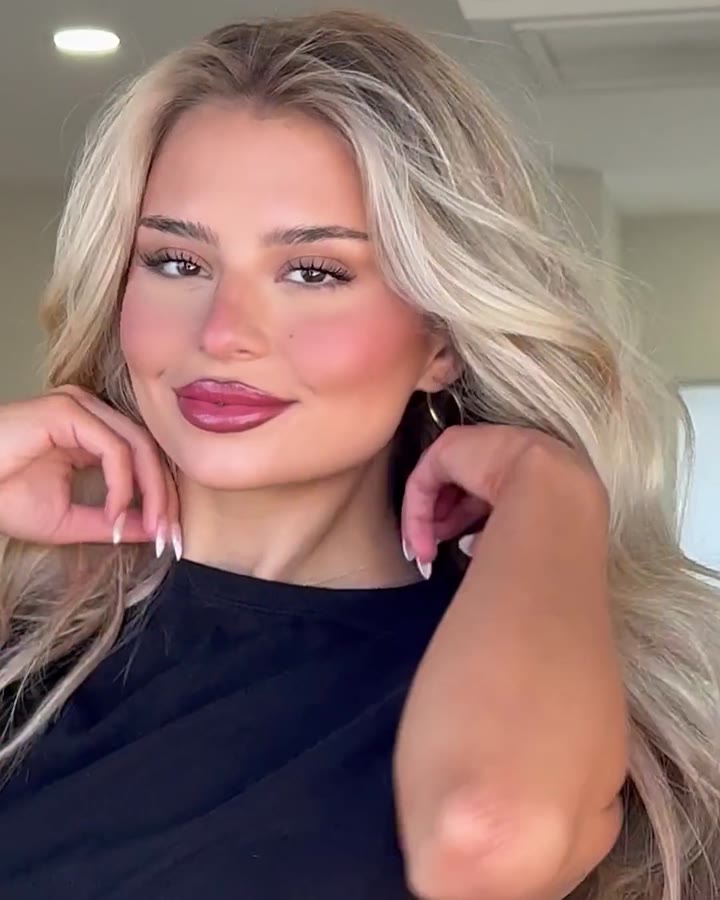 Lived-in blonde in motion